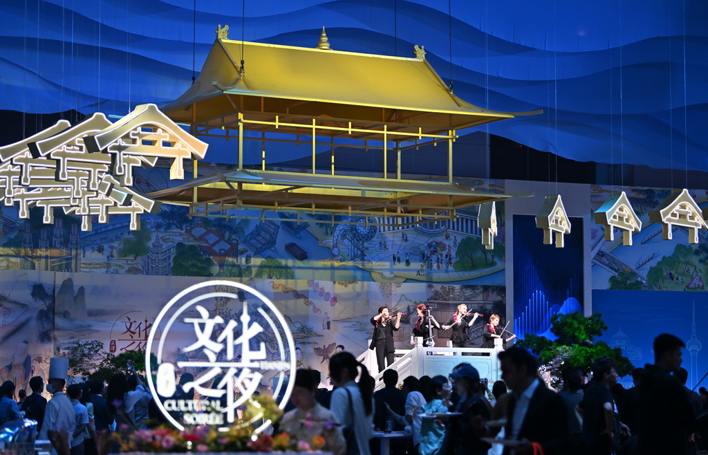 6月25日，演員在第十六屆夏季達沃斯論壇文化之夜上表演。新華社記者 李然 攝