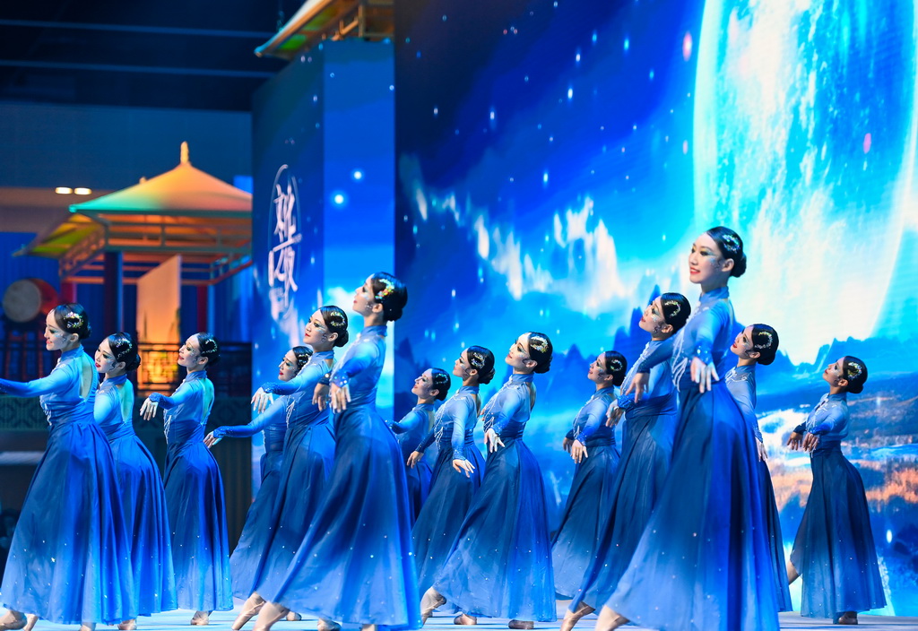 6月25日，演員在第十六屆夏季達沃斯論壇文化之夜上表演。新華社記者 趙子碩 攝