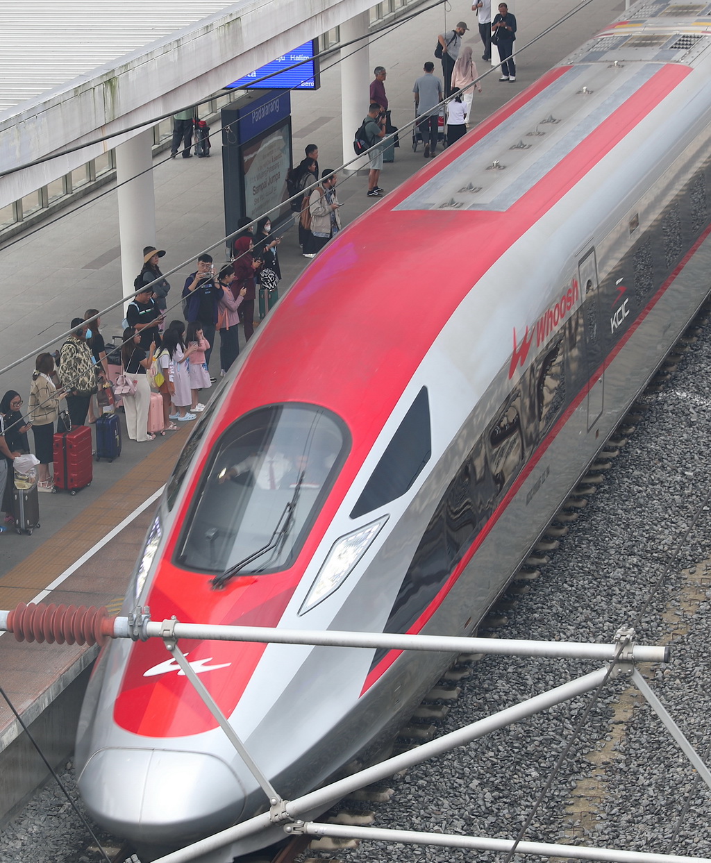 6月19日，在印度尼西亞帕達拉朗，乘客在雅萬高鐵帕達拉朗站候車。