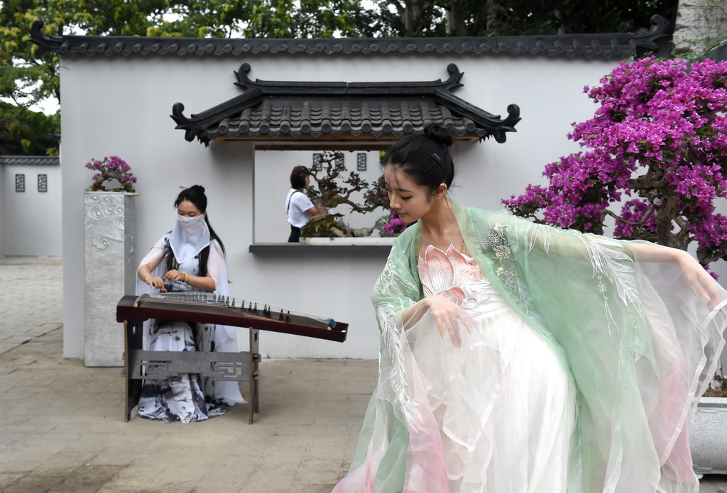 6月28日,表演者在圆明园“荷韵梅芳 御苑双姝”双花展现场演奏、舞蹈。