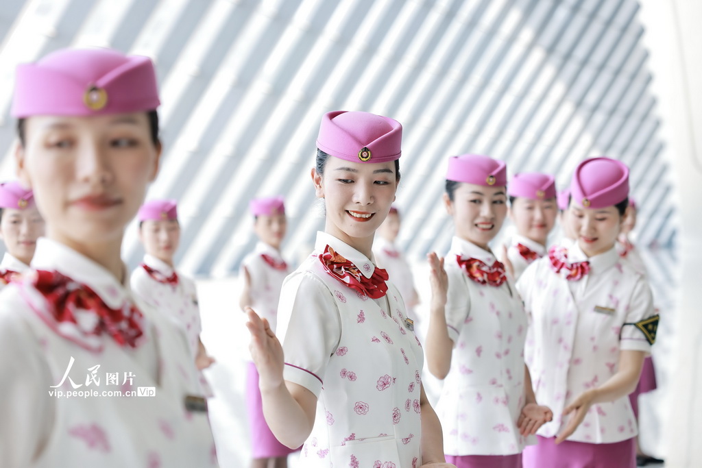 重庆:集中培训服务暑运【3】