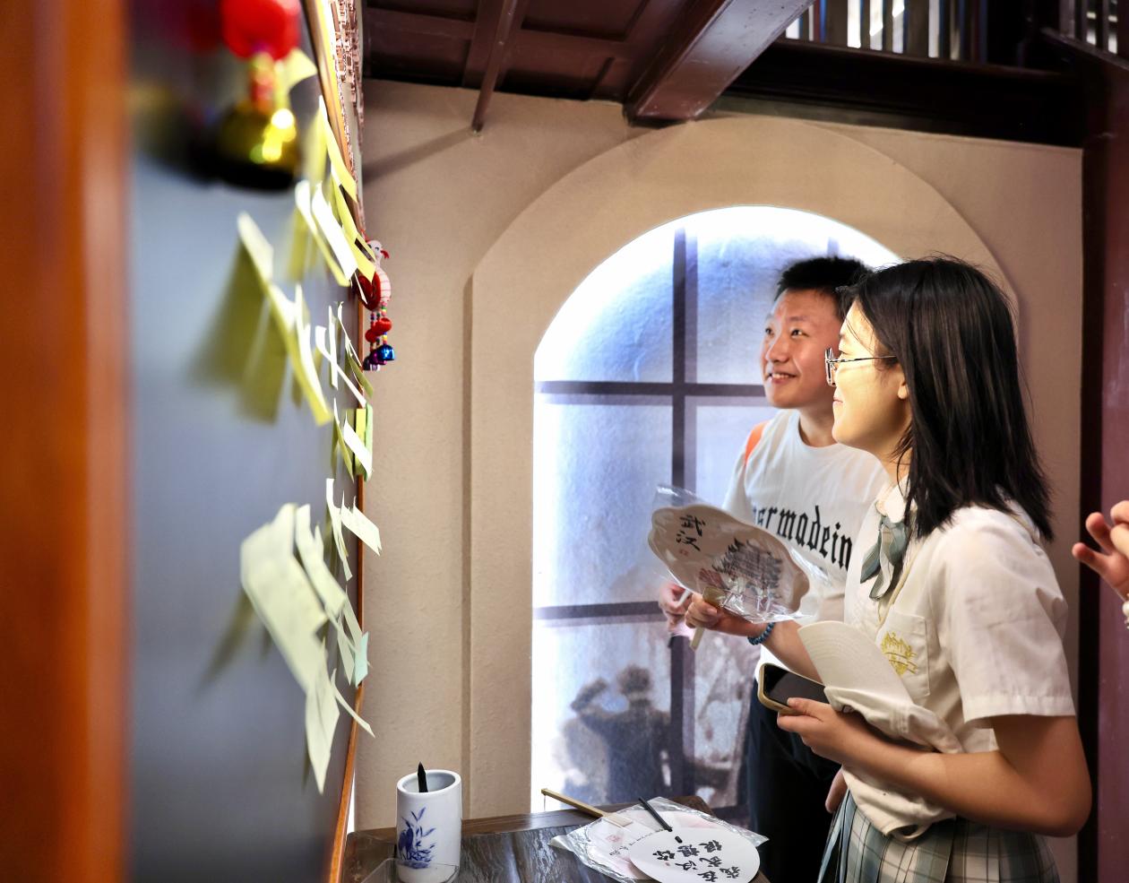 游客们纷纷在留言板前驻足。蒋雨师摄