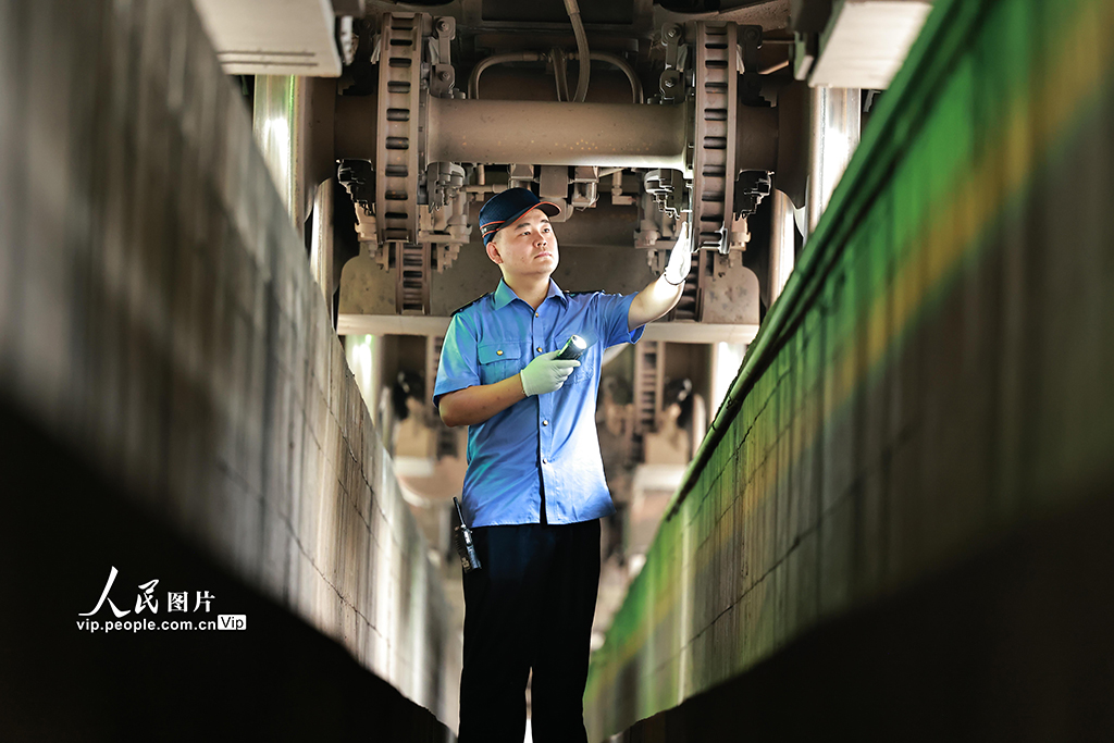 重庆：动车“体检”备暑运【2】