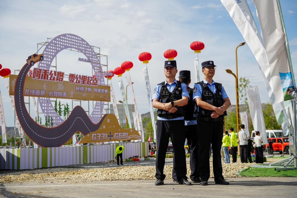 6月30日，在阿禾公路通车仪式现场，阿勒泰边境管理支队民警在执勤。