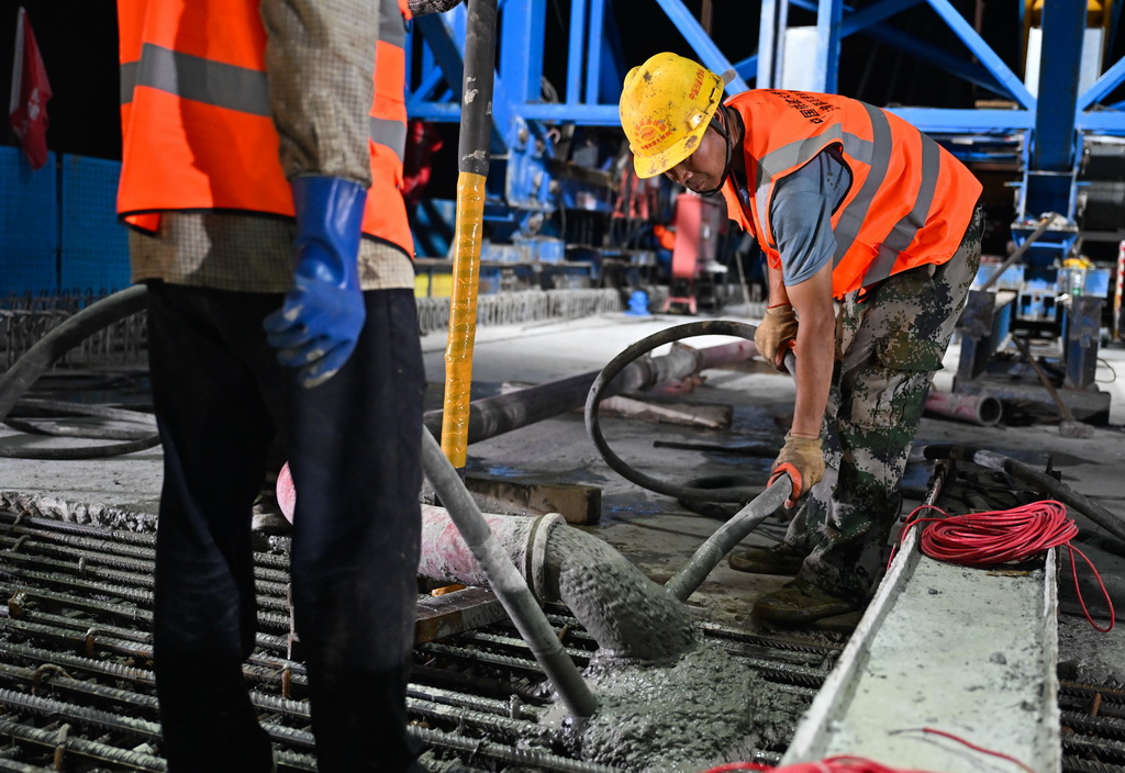 6月30日晚，中国铁建大桥局施工人员在施工现场进行浇筑作业。