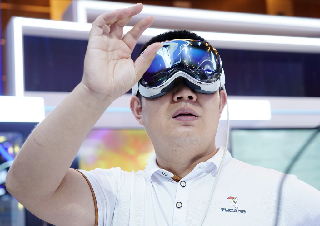 7月2日，參觀者在2025全球數字經濟大會數字經濟國際交流合作體驗區體驗一款MR混合現實設備。