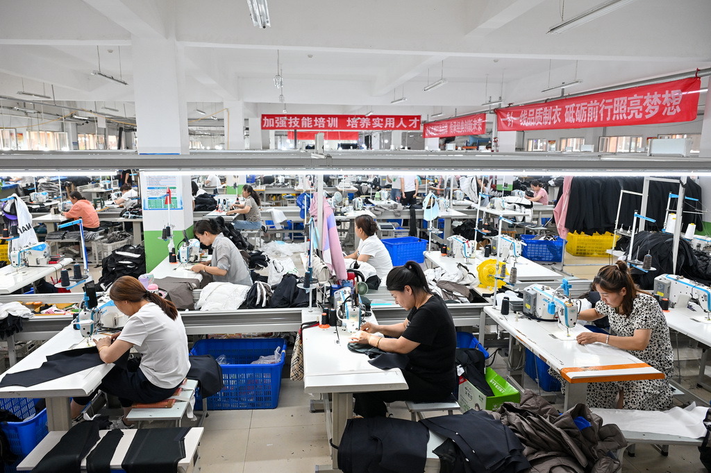 这是位于山西省静乐县小康苑移民安置区的就业帮扶车间(7月1日摄)。新华社记者 李鑫 摄