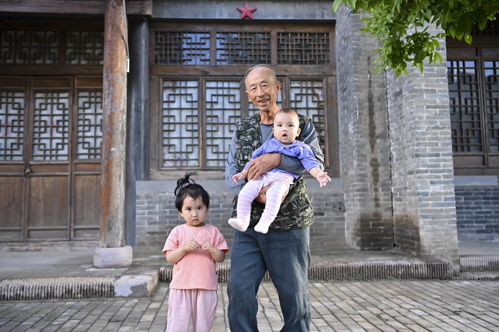 村民在山西省吕梁市兴县蔡家崖村留影(6月30日摄)。新华社记者 杨晨光 摄