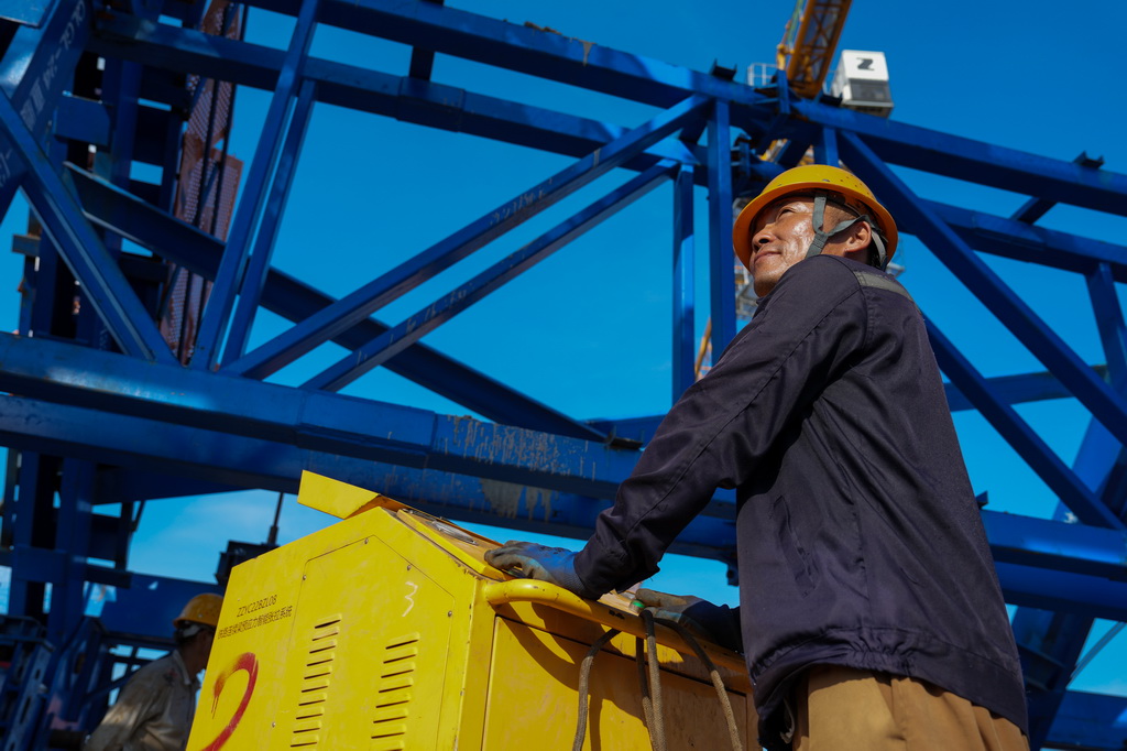 7月3日，中铁上海工程局的工人在宁淮城际铁路（南京至淮安）5标项目跨203县道连续梁施工现场作业。