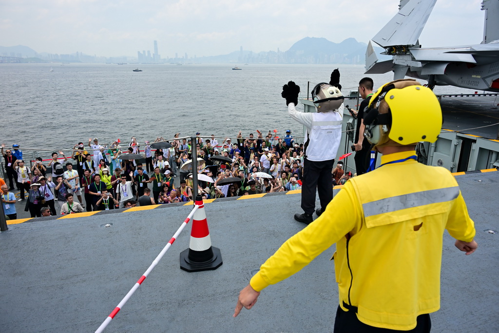 7月5日，民眾乘坐海軍山東艦升降機離開甲板。