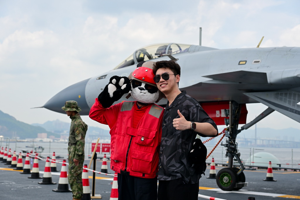 7月5日,民眾在海軍山東艦上留影。