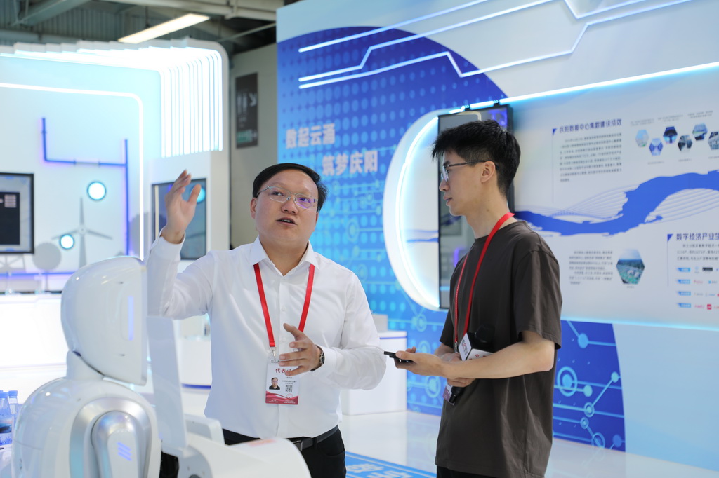  7月6日，在蘭洽會展館內，一名展商在介紹醫療診療產品。