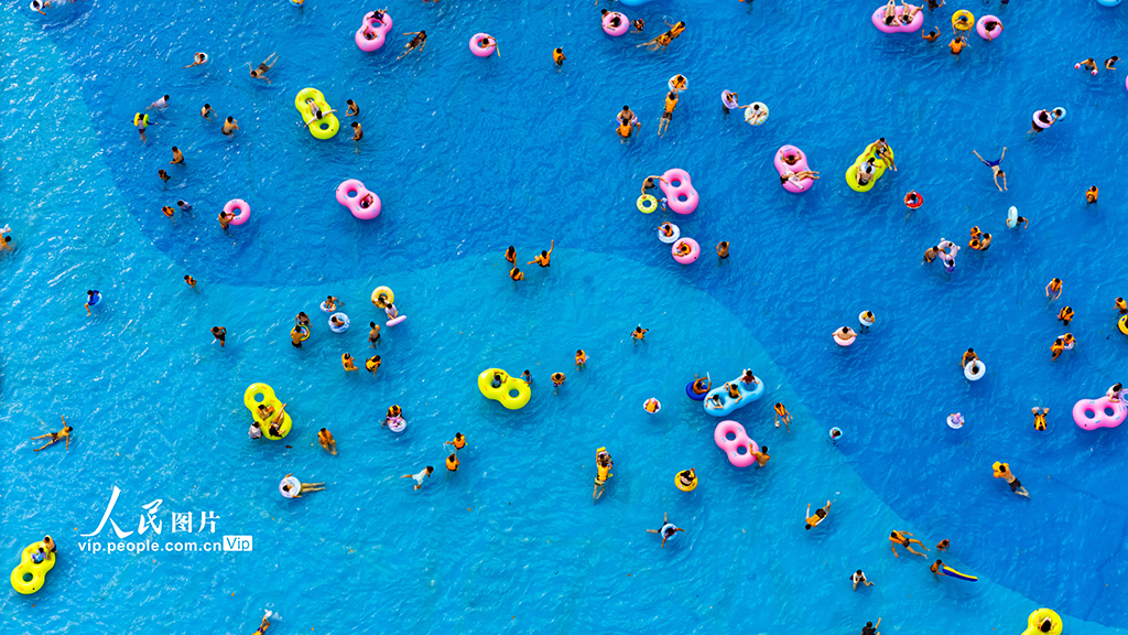 重慶:持續高溫天氣 市民戲水消暑【2】