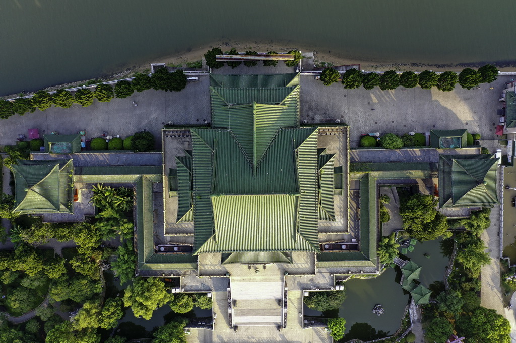 晨光中的江西南昌滕王阁景区（7月7日摄，无人机照片）。