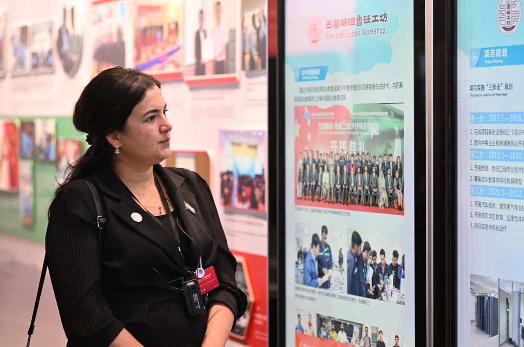 7月7日,嘉宾在鲁班工坊建设·体验馆参观。