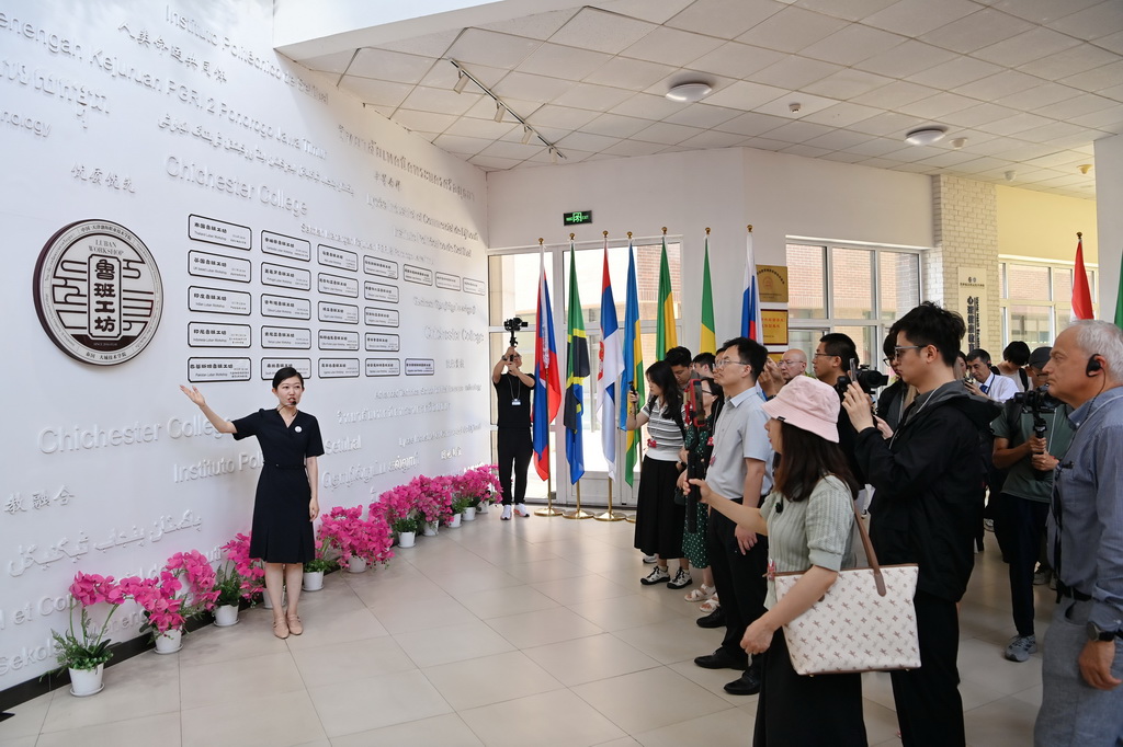 7月7日,嘉宾在鲁班工坊建设·体验馆听取介绍。