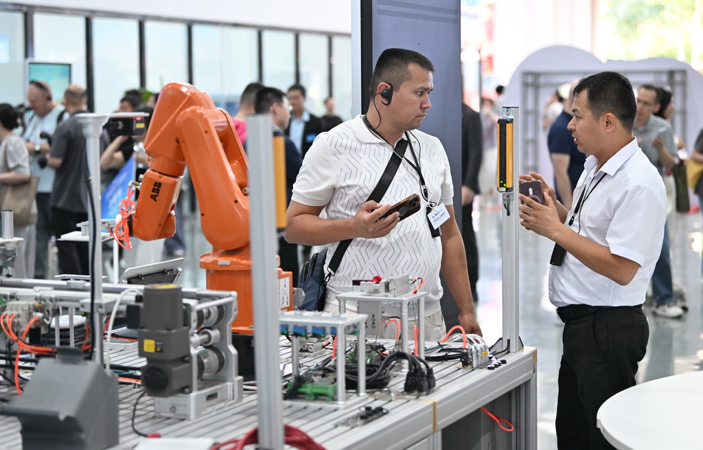 7月7日，嘉宾在天津轻工职业技术学院参观交流。