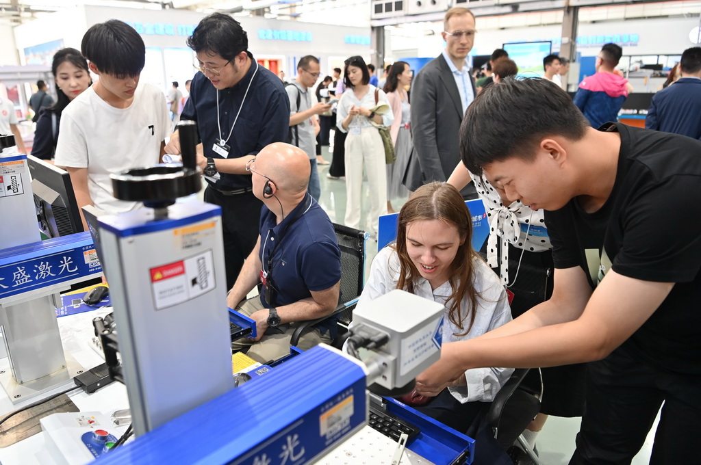 7月7日，嘉宾在天津轻工职业技术学院参观体验。