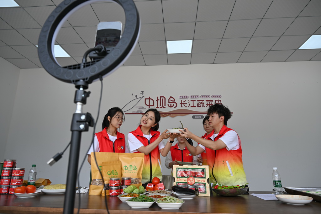 7月7日,志愿者在巴南区中坝岛直播带货。