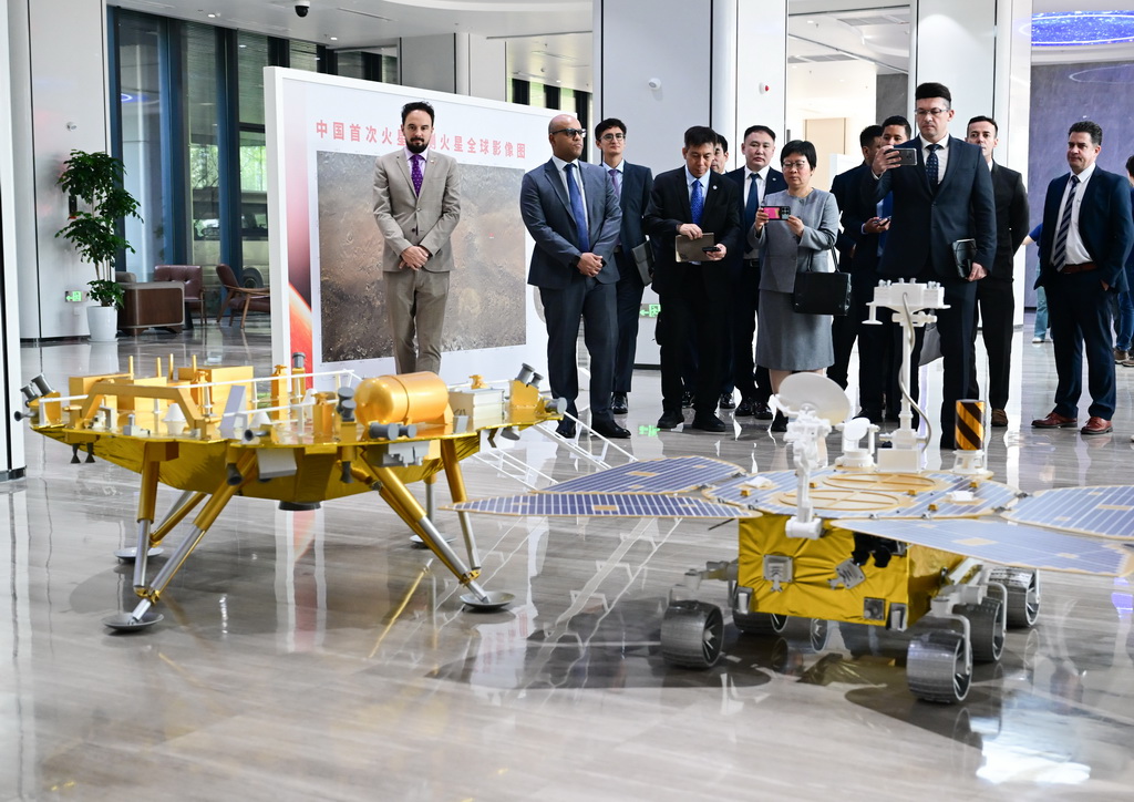 7月7日，在安徽省合肥市，參會嘉賓參觀深空探測實驗室展廳。
