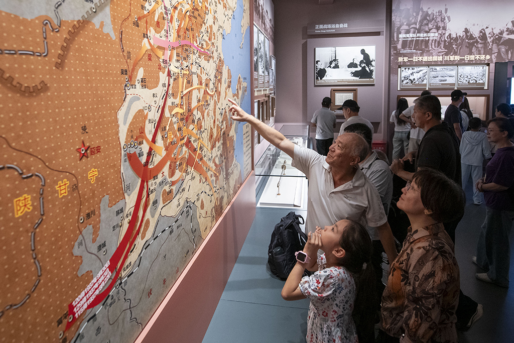 2025年7月8日，在中国人民抗日战争纪念馆，家长带着小朋友参观抗战胜利80周年主题展。