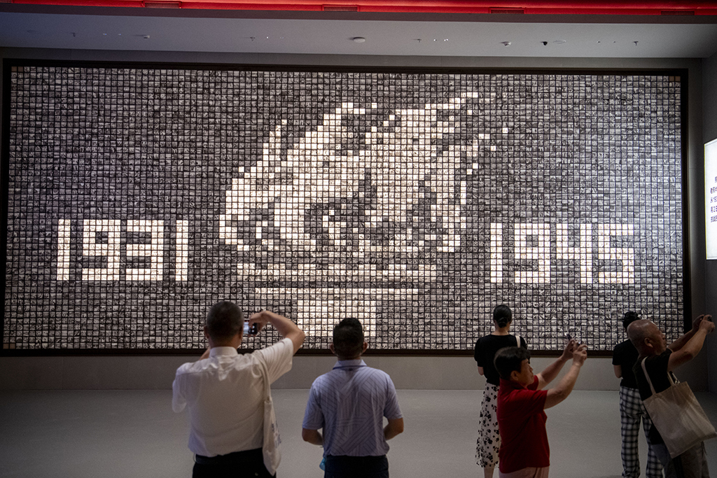 2025年7月8日，在中国人民抗日战争纪念馆，观众参观抗战胜利80周年主题展。