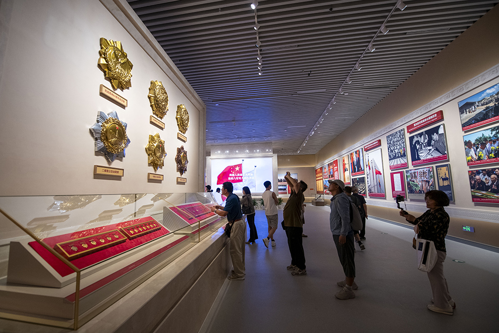 2025年7月8日,在中国人民抗日战争纪念馆,观众参观抗战胜利80周年主题展。