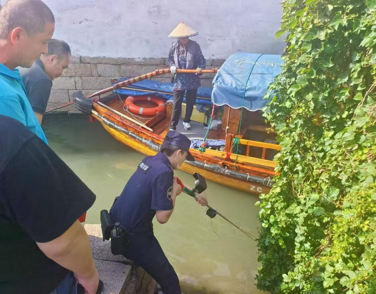 保利物业采用智能设备帮助游客拾取掉落物品。