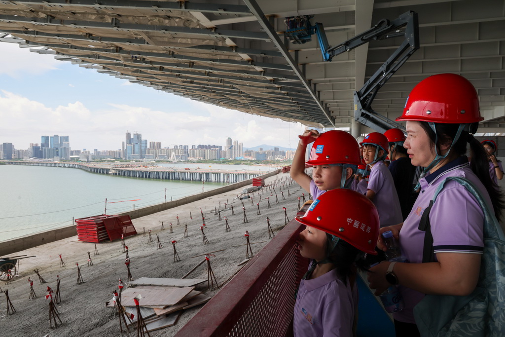 7月8日，“小候鳥”家庭在前海博物館項目建設現場參觀。