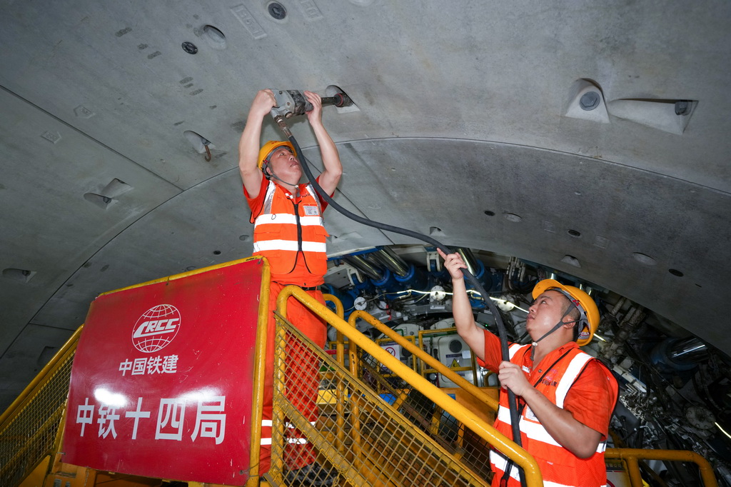 7月9日,中铁十四局的工人在施工现场作业。