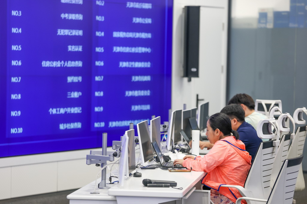 7月9日,在天津市数据发展中心,系统运维人员在工作中。