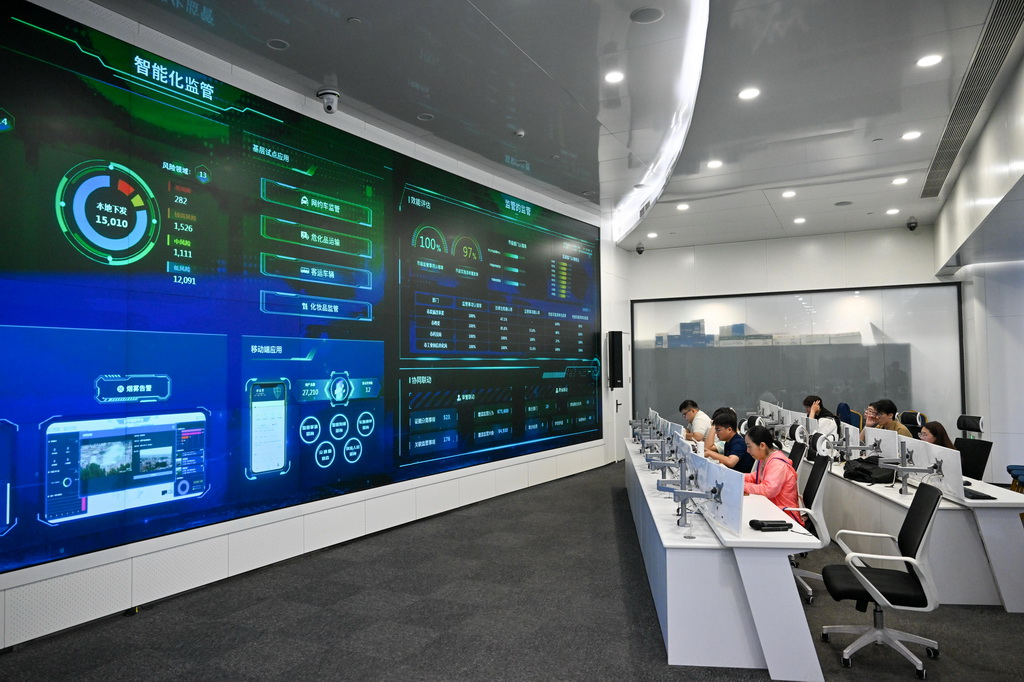 7月9日,在天津市数据发展中心,系统运维人员在工作中。