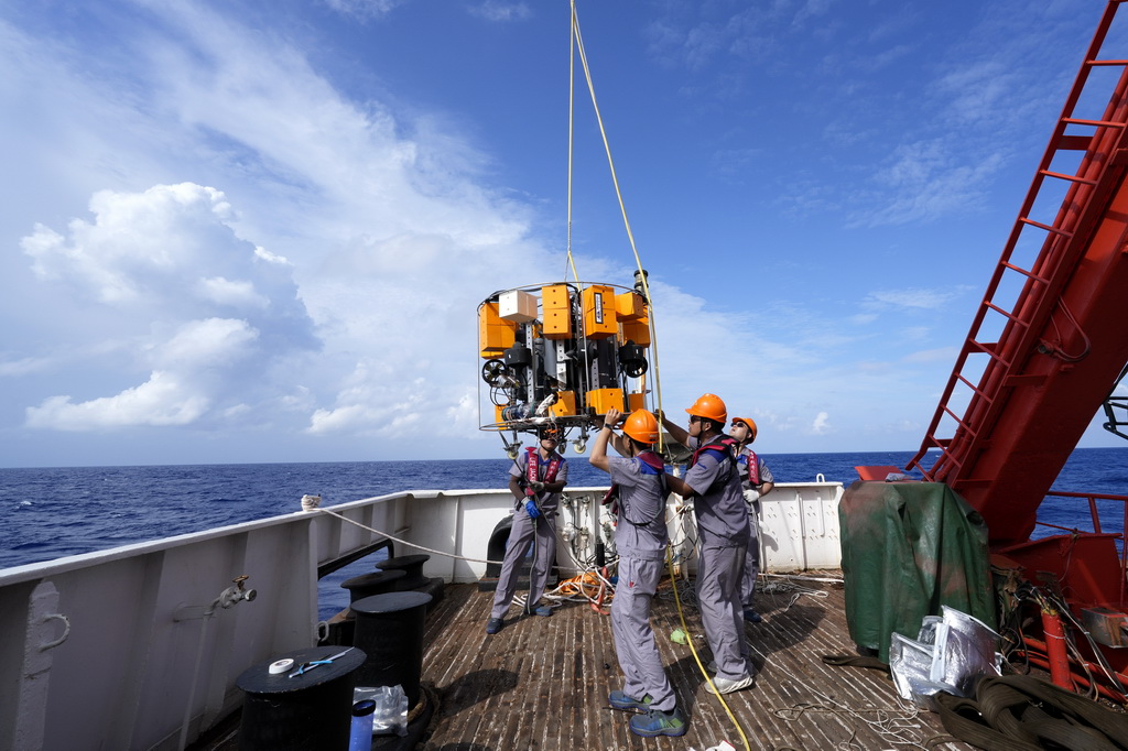 7月8日，科研人员将无人潜器吊运入海。