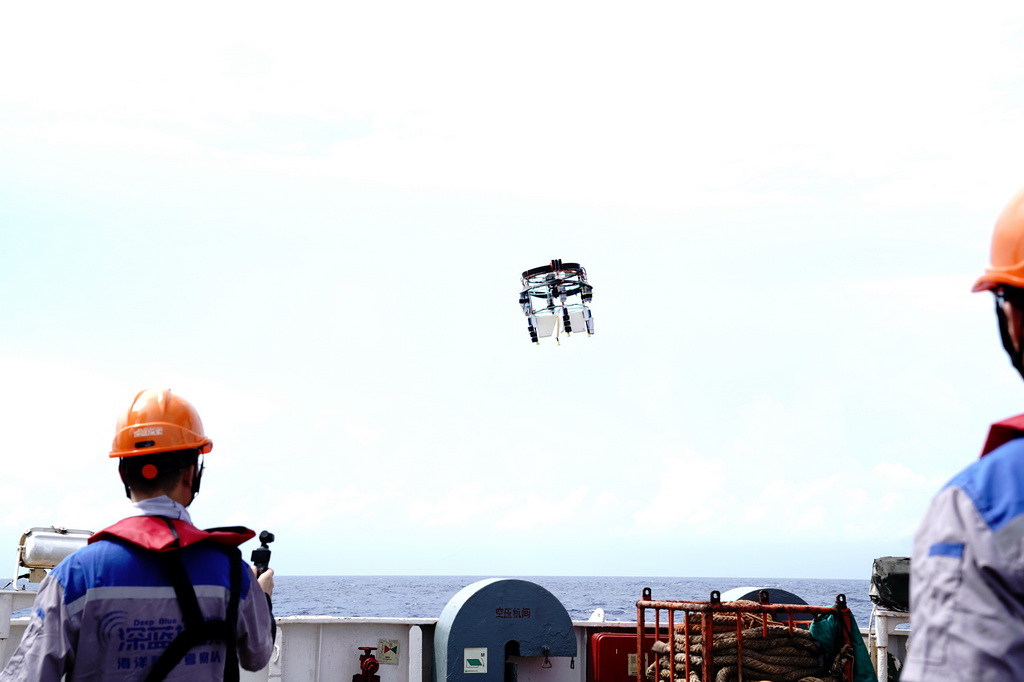 7月8日,跨域机器人从“向阳红10”号起飞开展科考试验。