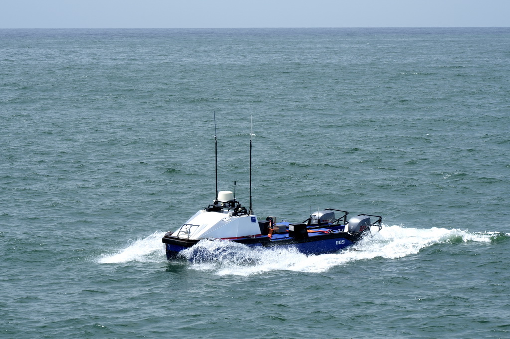 7月9日，珠海云洲L25C调测无人艇在南海进行科考试验。