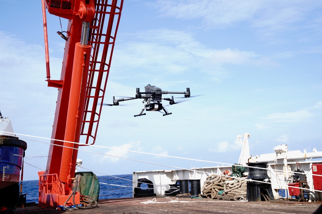 7月8日,熱成像識別檢測無人機從“向陽紅10”號起飛開展科考試驗。