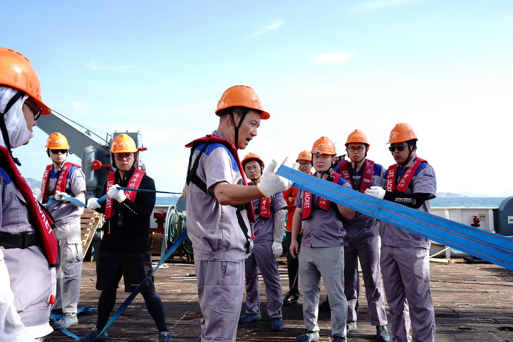 7月8日,“深藍智能i3航次”首席科學家、南方科技大學海洋高等研究院院長、講席教授林間(中)在“向陽紅10”號指導科考安全工作。