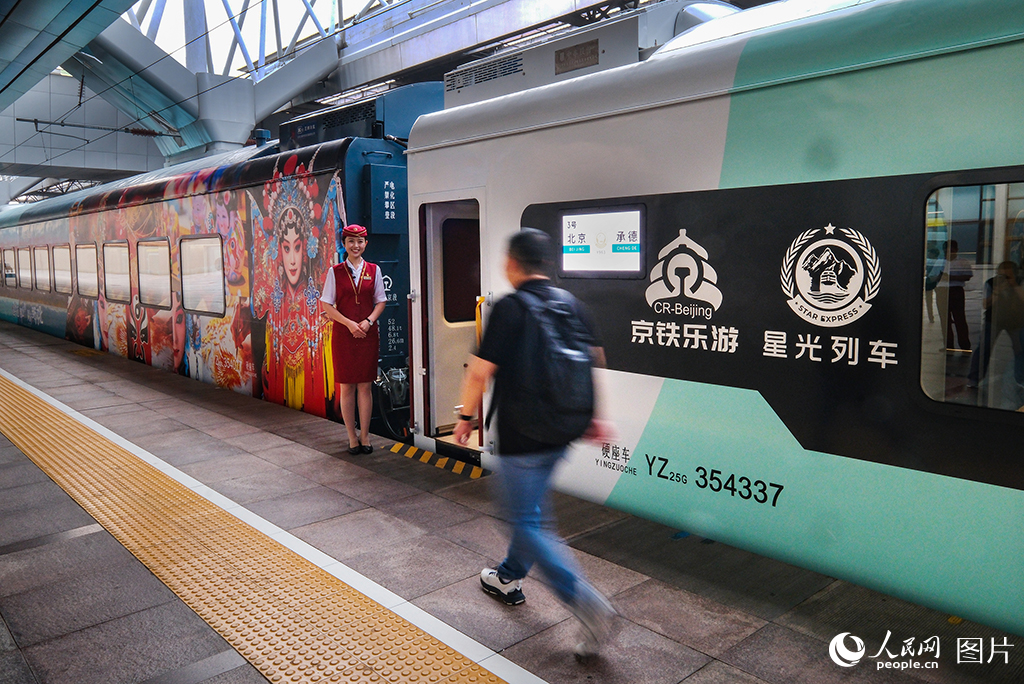 7月9日,乘务员立岗服务。