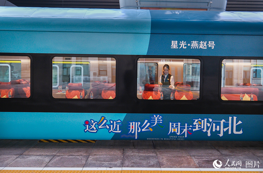 7月9日，乘务员正在车厢内做整备作业。