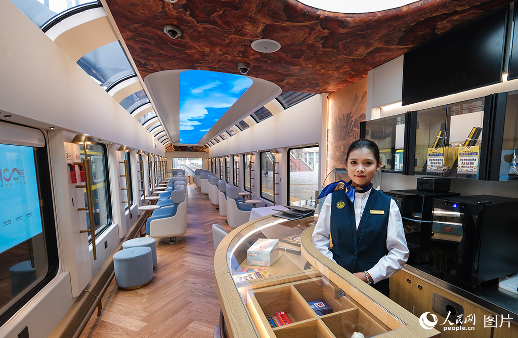 7月9日，多功能娱乐车厢和全景观光车厢配备智能交互显示屏和顶部LED天幕。
