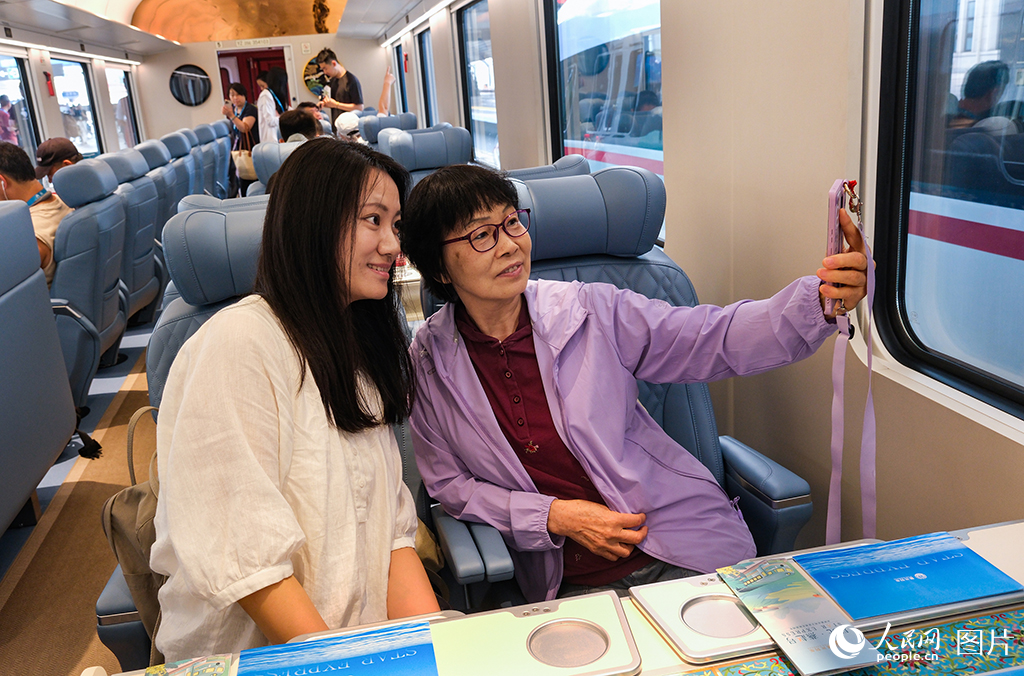 7月9日,乘客在車廂內自拍留影。