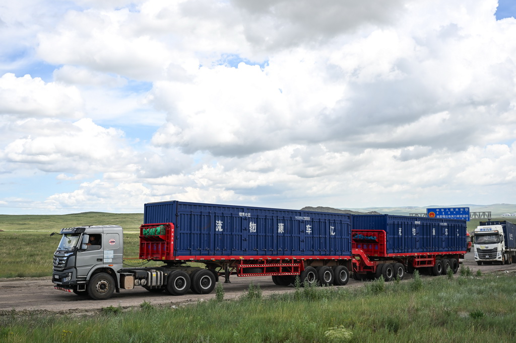 7月10日,货车通过珠恩嘎达布其口岸出境。