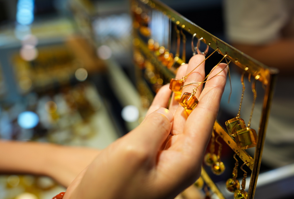 这是7月10日在昆明石博会上拍摄的琥珀饰品。