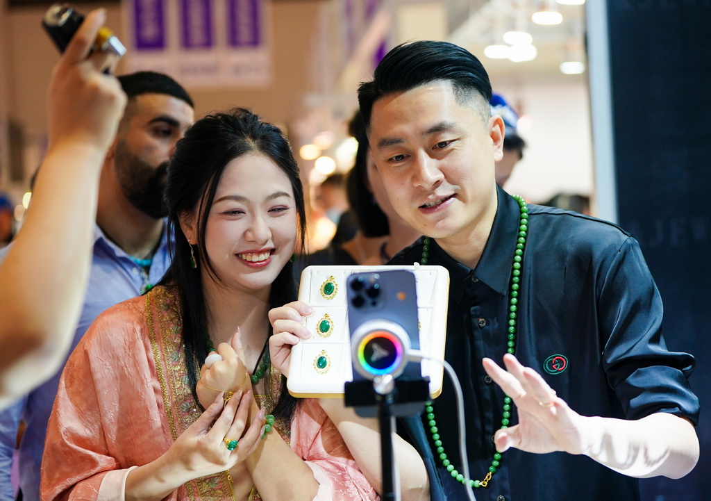 7月10日,两名主播在昆明石博会上直播售卖玉石。