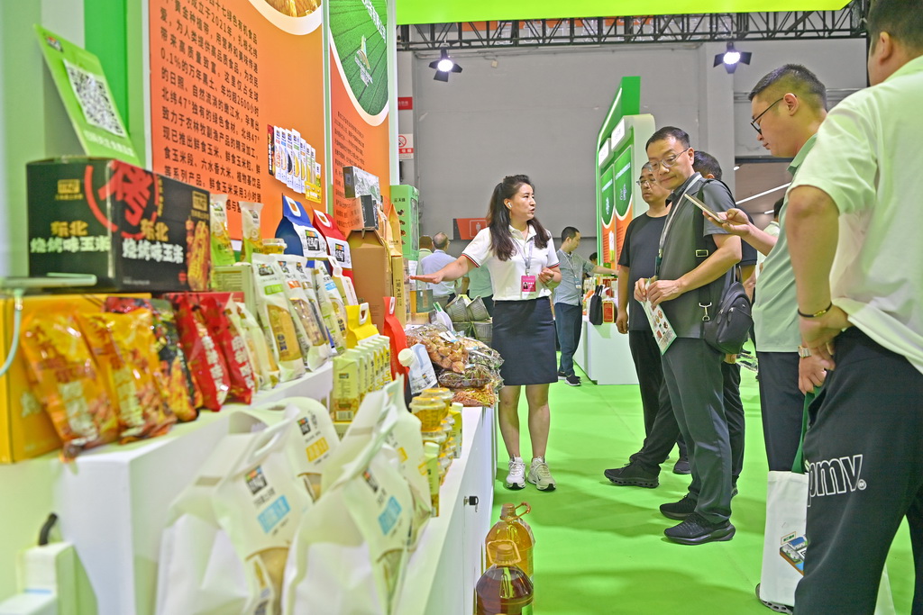 7月12日，观众在沈阳国际展览中心参观粮油产品。