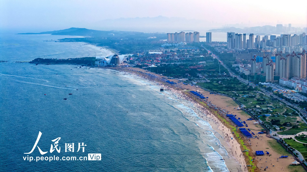 青岛金沙滩海滨开启“人从众”模式【3】