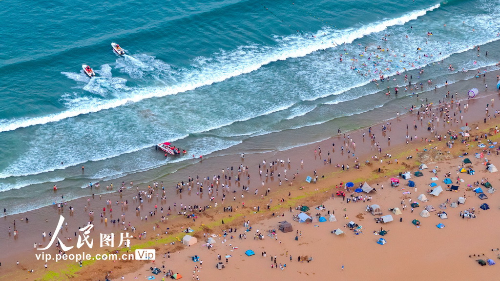 青岛金沙滩海滨开启“人从众”模式【4】