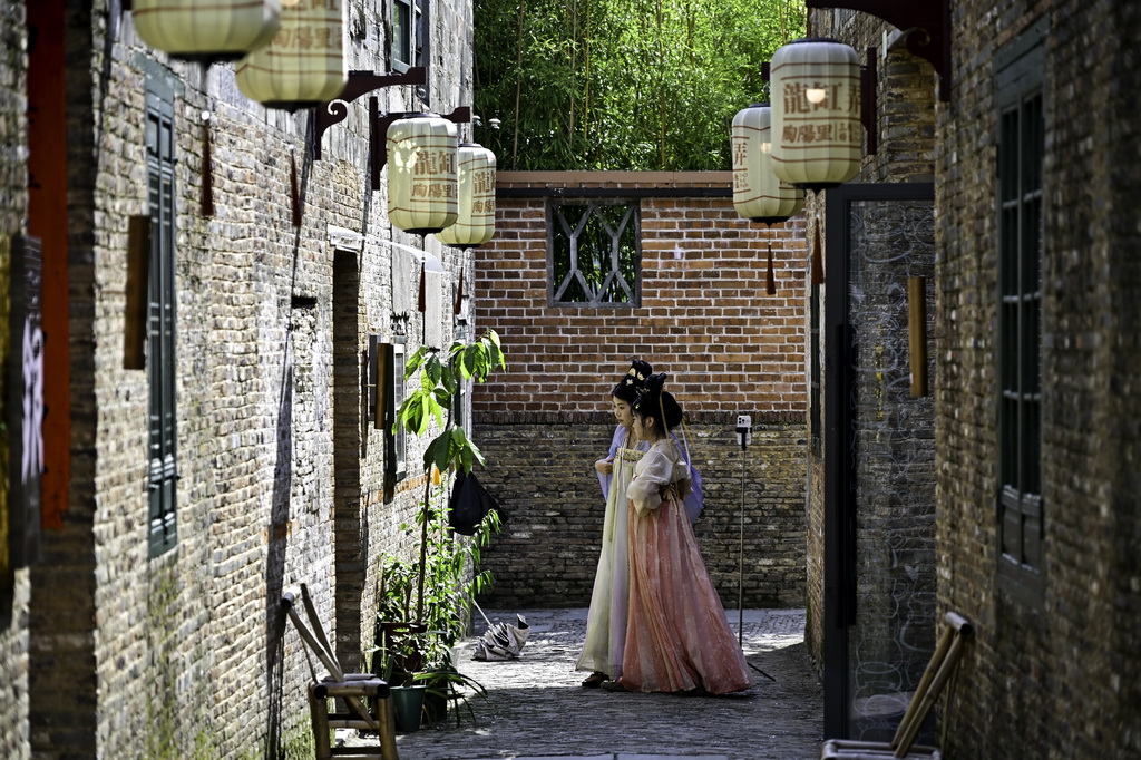 7月13日，游客在江西省景德镇市陶阳里历史文化街区游览。