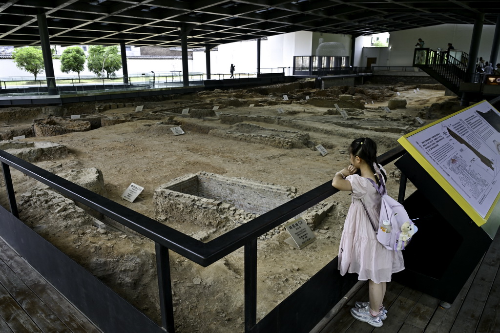 7月13日，游客在江西省景德鎮市陶陽裡歷史文化街區游覽。