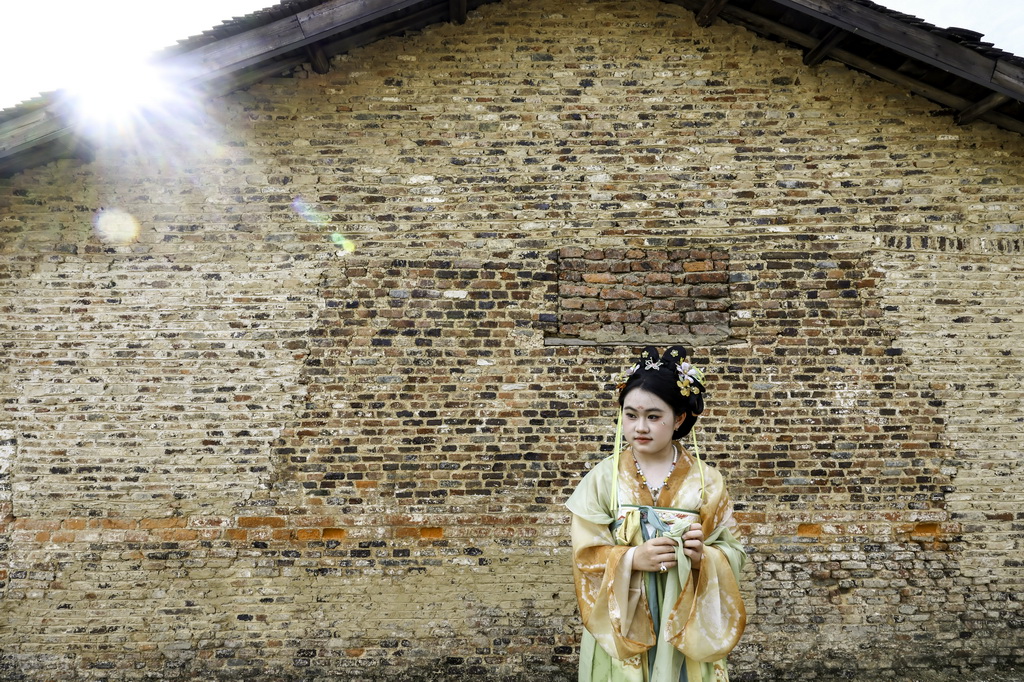 7月13日,游客在江西省景德镇市陶阳里历史文化街区游览。